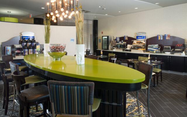 Holiday Inn Express & Suites North Kansas City by IHG