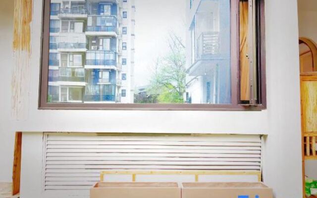 Weary people go back home