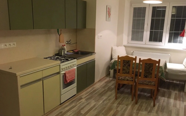 Cosy home - 4 stops to DT