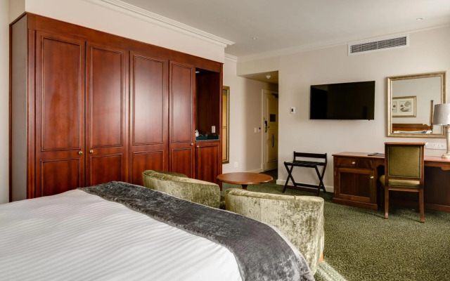 The Edward Hotel