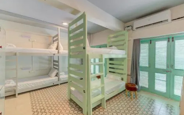 Woke Hostel - Morjim