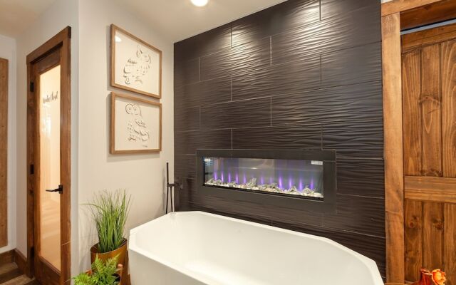 Night Owl 3 Bedroom Cabin by RedAwning