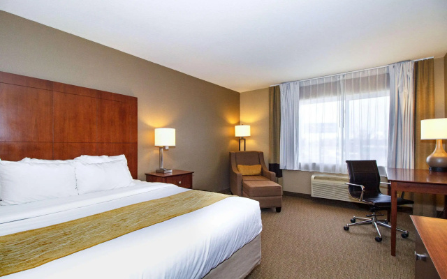 Comfort Inn & Suites East Moline near I-80