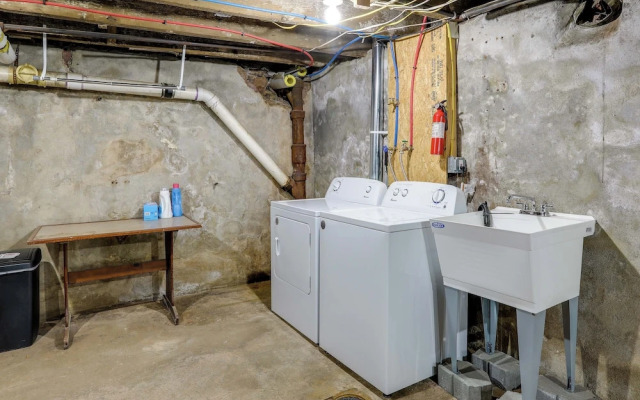 Walk to Restaurants & Shops: Apt in Pennsylvania!