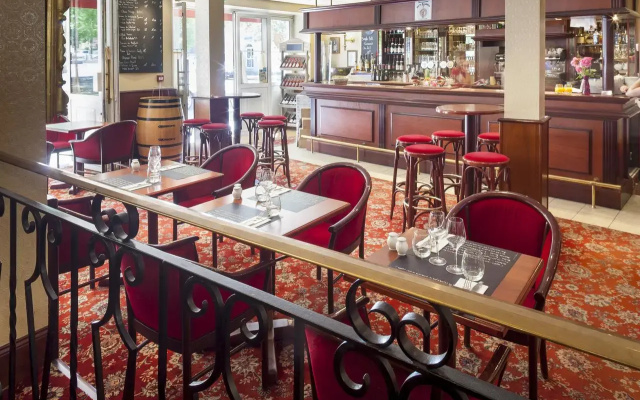 Отель Brit Hotel Chinon le Lion d'Or