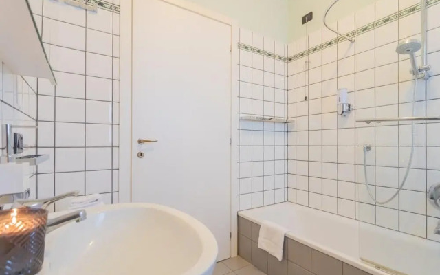 On the Lake - Private Garden Parking