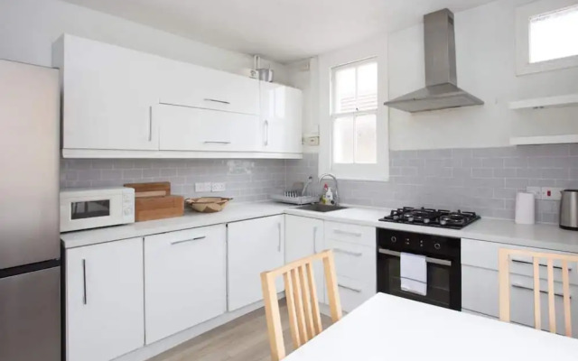 Bright and Airy 3 Bedroom Maisonette in South London