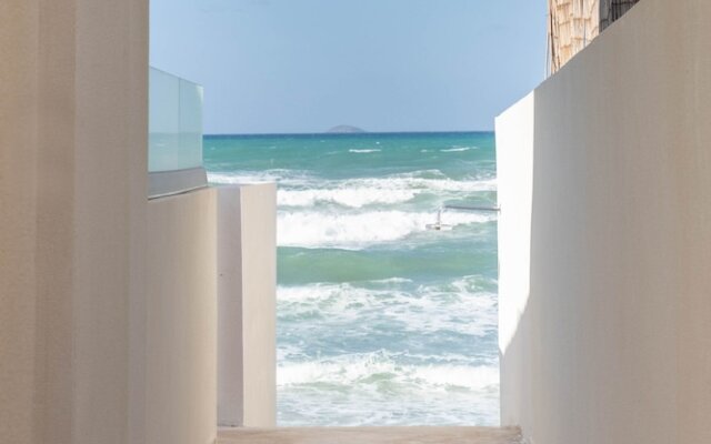 Pebble Luxury Suite by the Sea