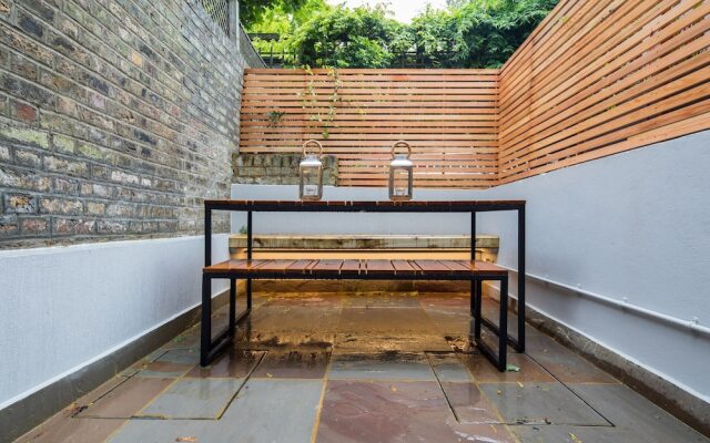 Quiet Classical/modern Designer Garden Flat