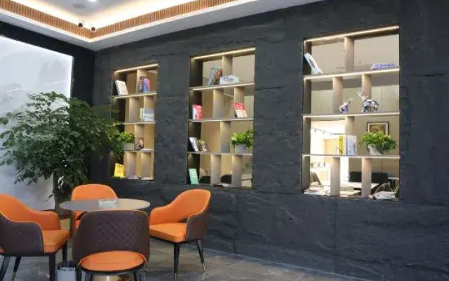 Kanas Intelligent Hotel (Liangping South High-speed Railway Station)