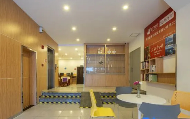 Yiyi Business Hotel