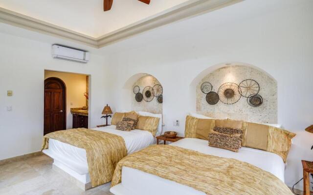 Lagoon & Beach Steps Away 5-bdrm Villa Elegancia