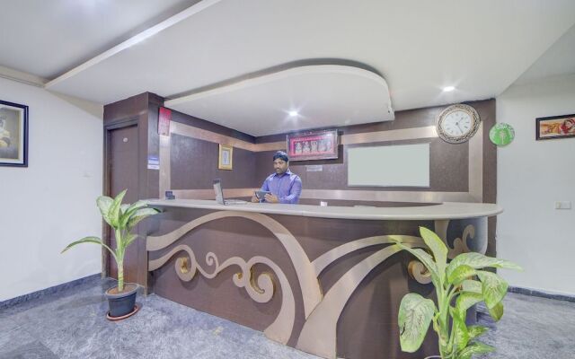 OYO 28033 Pradha Grand