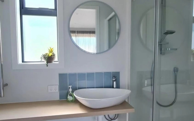 Beach Break Cabin Two – Bathroom – Golden Bay