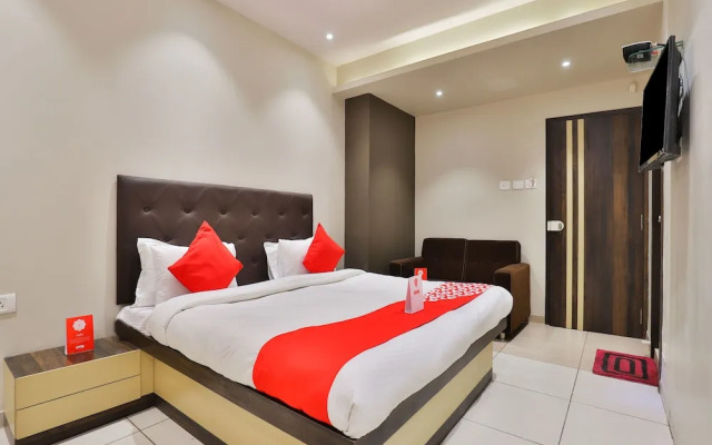 OYO 16122 Hotel Navya Palace