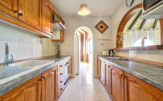 Villa - 4 Bedrooms with Sea views - 104991