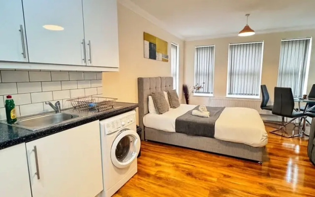 Heathrow Stay 5 Mins to the Terminals