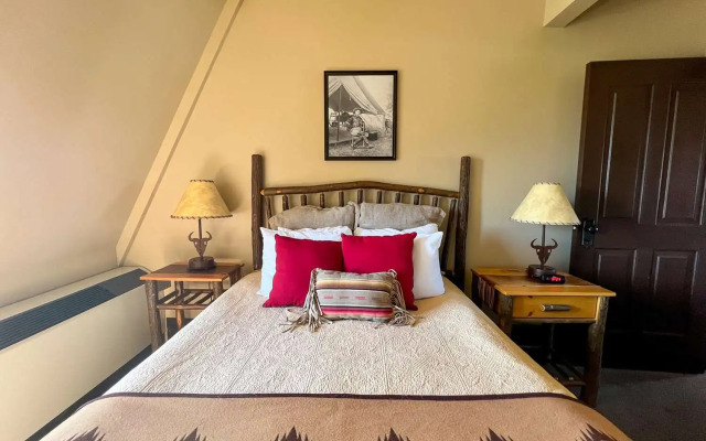 Sheridan Inn, B/W Signature Collection