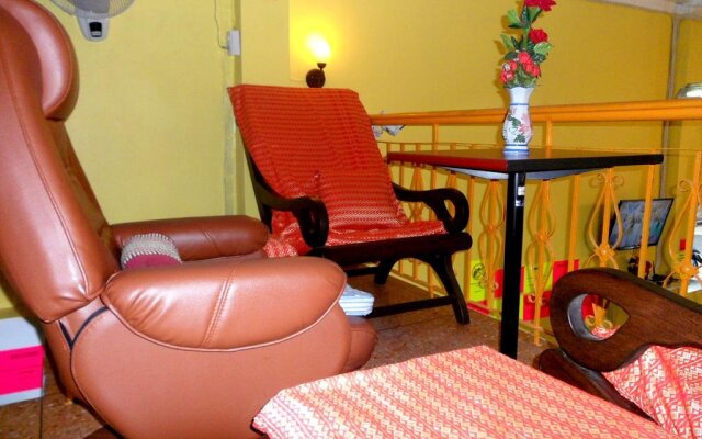 Home Hug Hostel - Adults