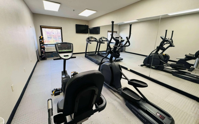 Days Inn & Suites by Wyndham Cedar Rapids