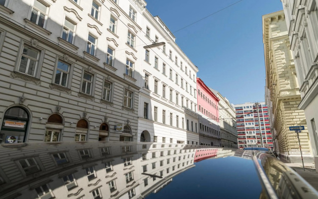 Prater Balcony Suite by ichbucheAT