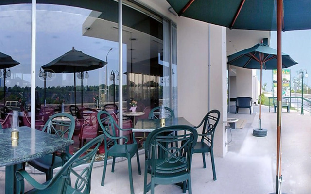 Travelodge by Wyndham Niagara Falls Fallsview
