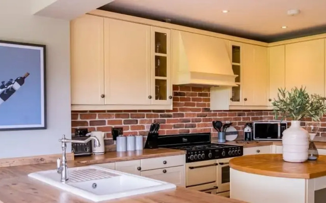 Luxurious 4 Bedroom Vineyard Villa Stanlake Park