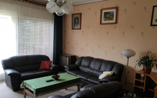 Crystal Apartement F