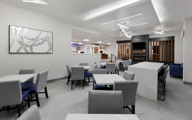 La Quinta Inn & Suites by Wyndham Houston Stafford Sugarland