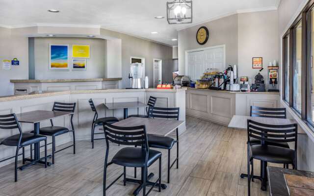 Days Inn & Suites by Wyndham Huntsville