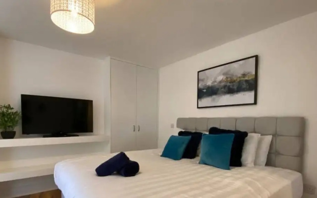 Stayzo Cole Green Lane - Free Parking