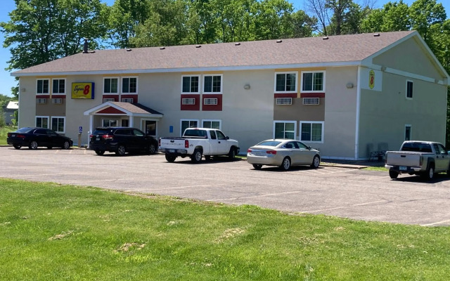 Super 8 by Wyndham Chisago City
