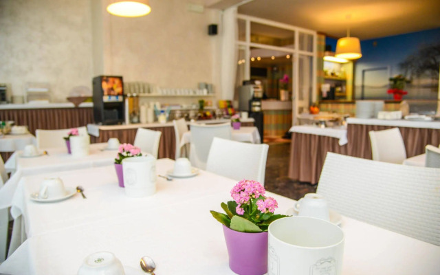 Hi Hotels Sirmione - Lakeview Pool