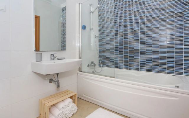 3-bedroom Apt, Sleeps 6, Pool, Gym & Jacuzzi