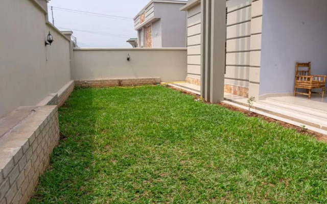 Cheerful 4-bedroom home with parking