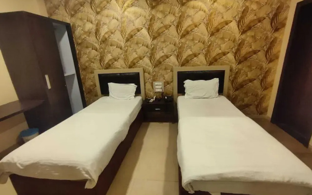 Hotel Shades Of Royal