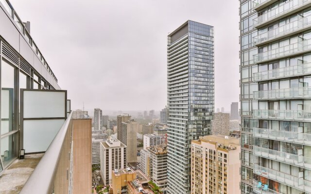 Bright Sub-Penthouse on Bay St