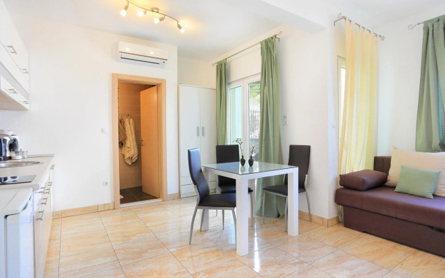 Apartments by the sea Seget Donji, Trogir - 18648