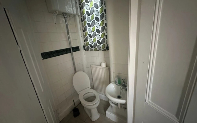 Spacious House- Parking, Garden & Central Location