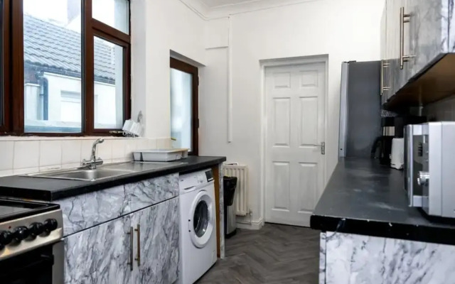 4-bedroom- Stoke-on-trent Sleeps 8- pet Friendly