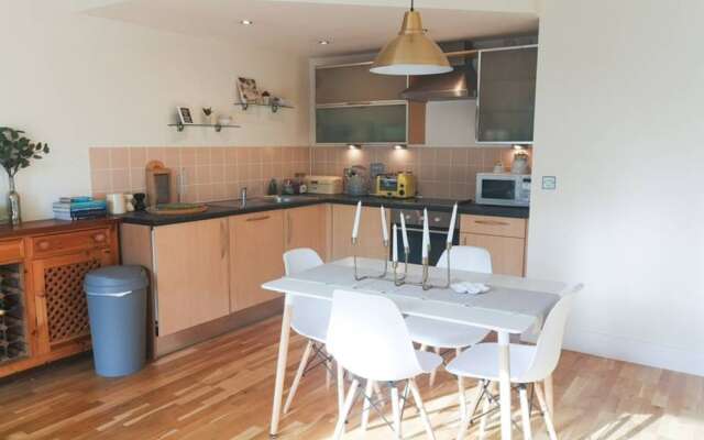 Stylish 1 Bedroom Apartment Near Clifton Triangle