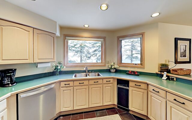 Exclusive Mountain Retreat #B - 4 Br Duplex