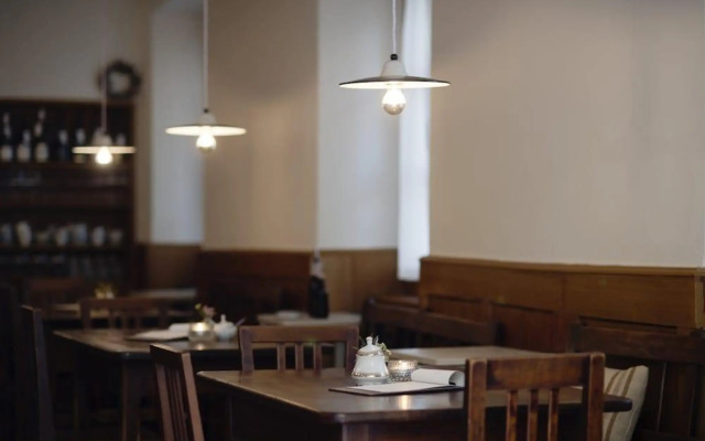 1477 Reichhalter Eat & Sleep