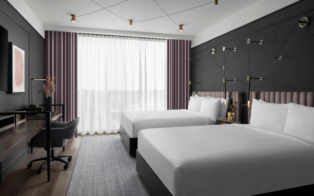 Renaissance Milwaukee West Hotel
