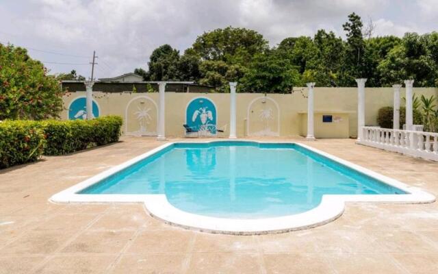 Sleek 4PPL apartment, Pool, Parking, Gated, CCTV & Wifi