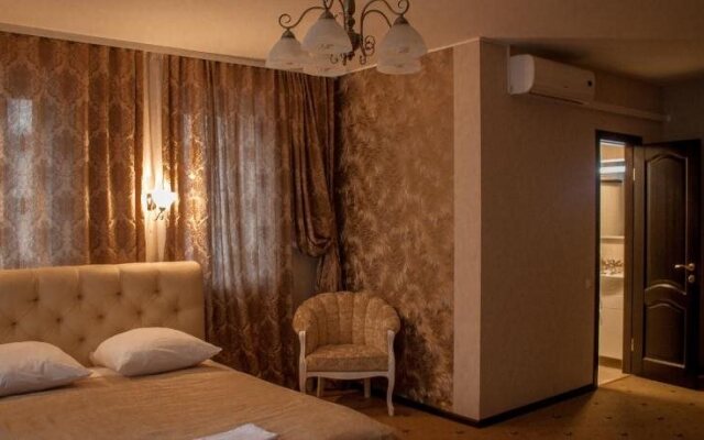 Monarch Hotel