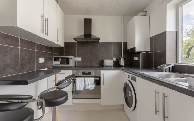 Bright 2 Bedroom Flat in Acton