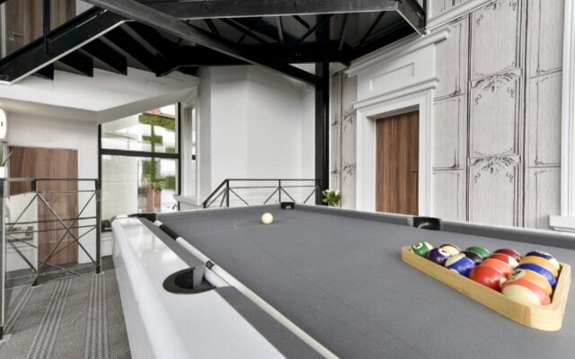 Hotel Atrium by HappyCulture