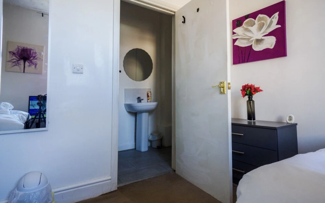 WoodHus Lodge  Cosy Large Family  Room 4