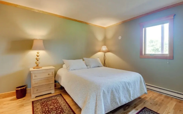 Pool Access: Waterfront Lake Memphremagog Condo!